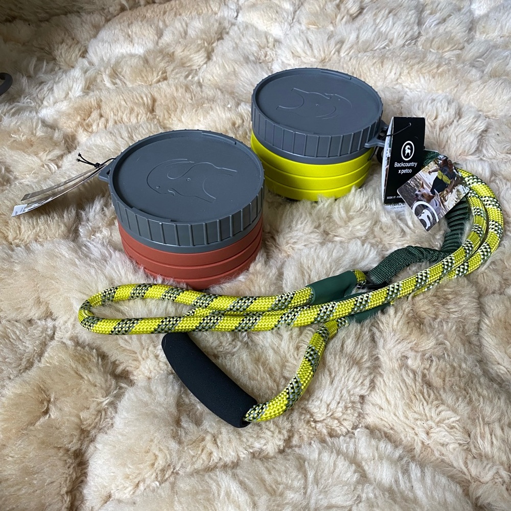 Backcountry x petco collaboration NWT 2 silicon bowls with lid + rope leash dog